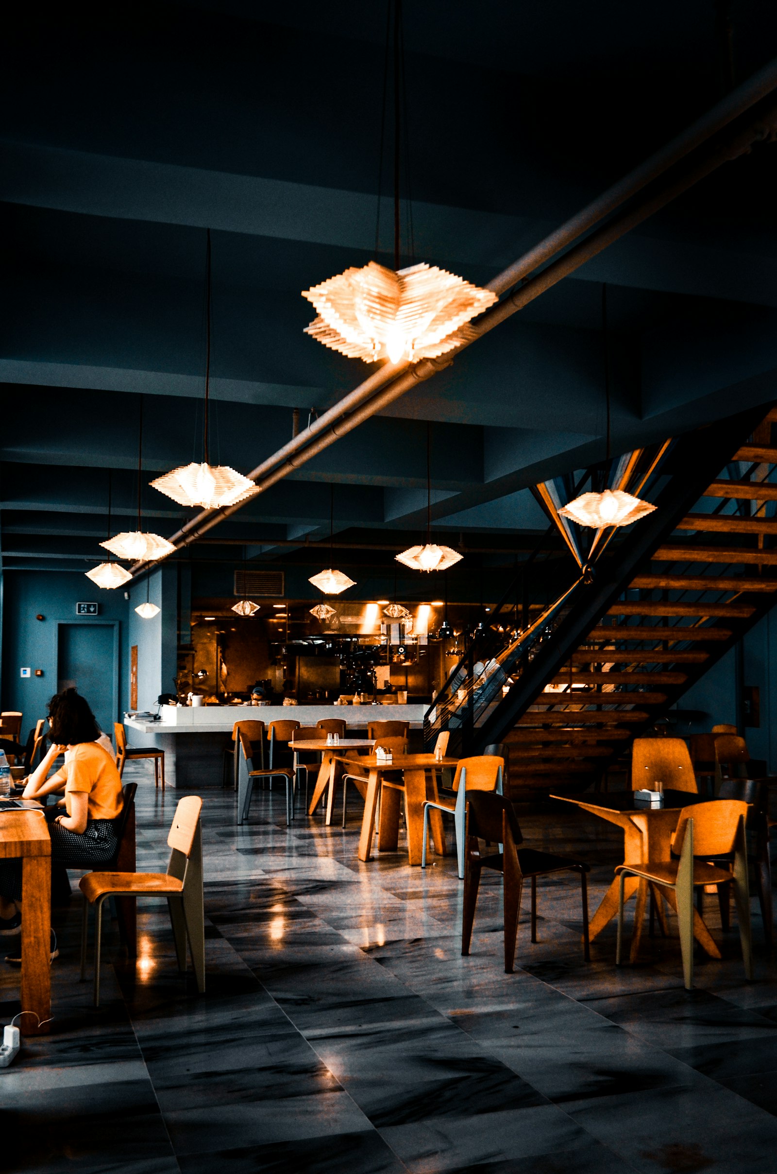 Restaurantinterieur met open keuken en gedekte tafels